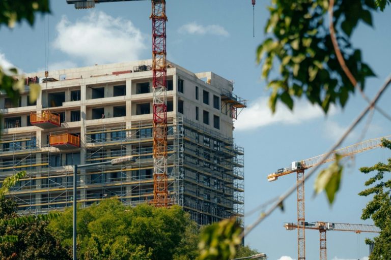 Riqualificazione edifici italiani: CLADDIS di Kingspan e la facciata ventilata industrializzata che cambia le regole